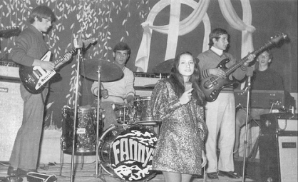 1969: un jovencísimo Mento Hevia acompañando a Luz Casal con el teclado (imagen tomada del libro de Béznar Arias "1960-2002. Avilés, espíritu de rock'n'roll")